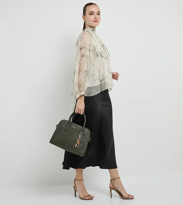 آن كلاين شنطة ساتشيل من آن كلاين مع تفاصيل شعار وإغلاق بكبس ومجموعة حقائب